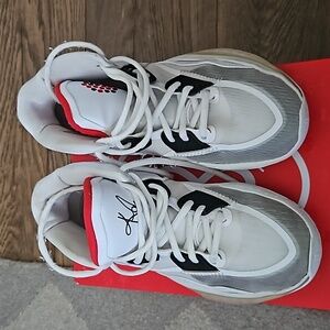 Kyrie infinity size youth 4 basketball shoe white grey and black